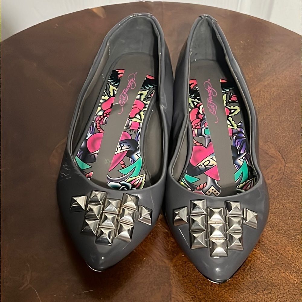 🔥Ed Hardy Grey Patent Leather Embellished Pointed Toe Flats - Women Sz 5‎ - EUC